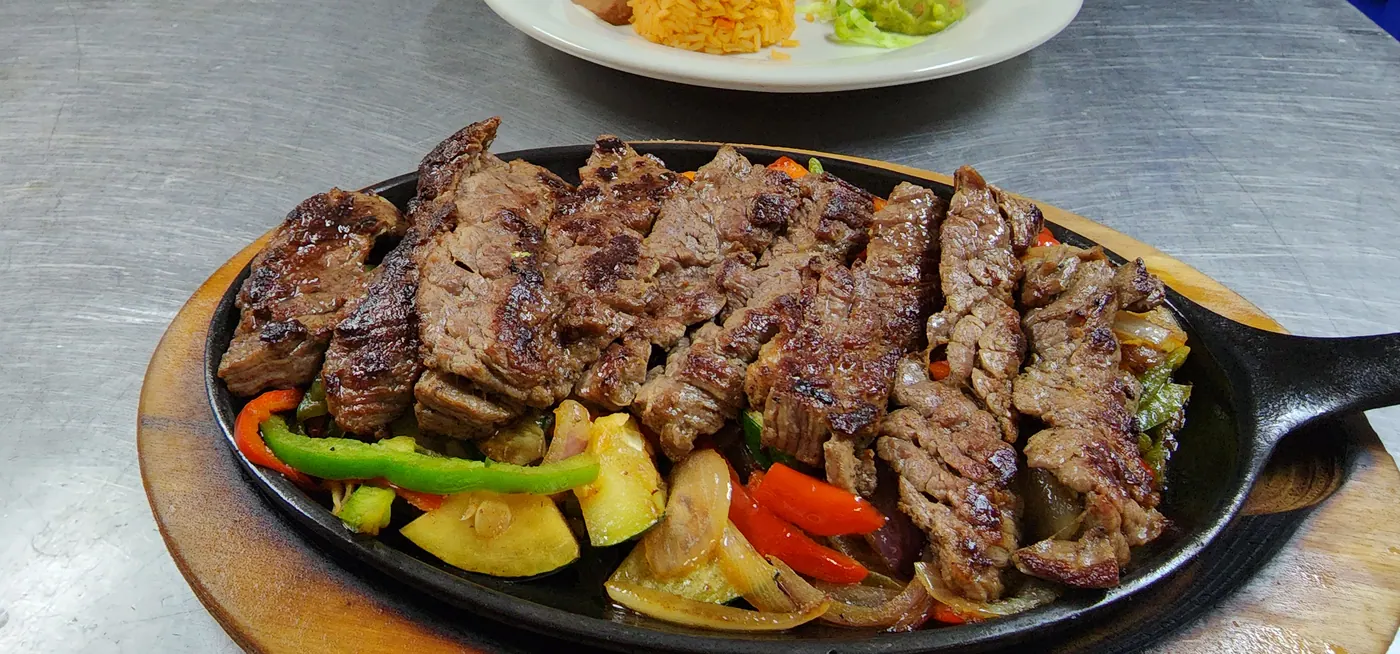 Fajitas a la parrilla servidas en grupo